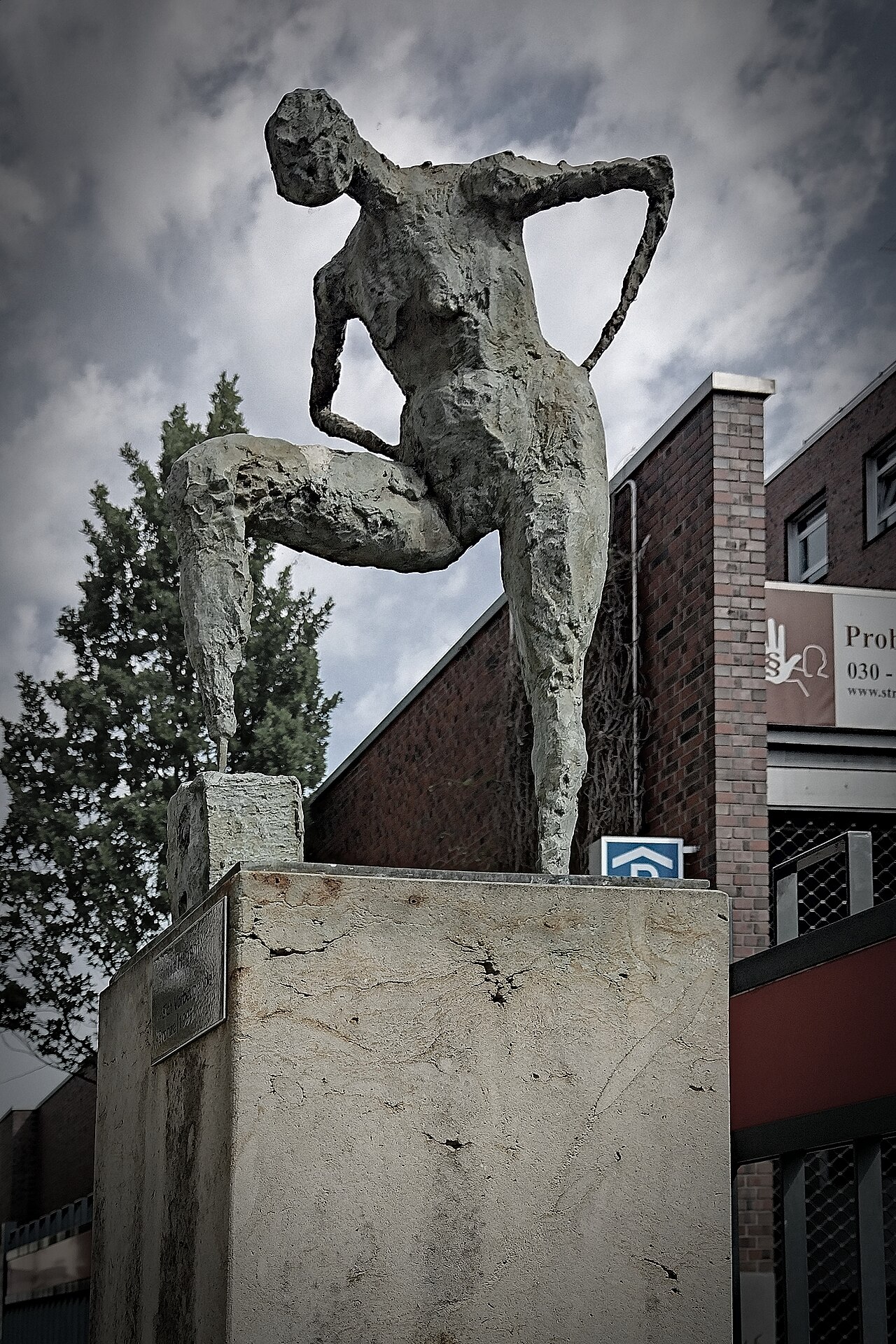 Berlin-Pankow: Skulptur von Sylvia Hagen 'Sich Vorbeugende' (1995)