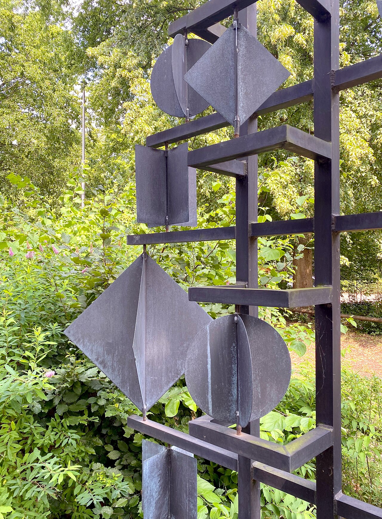 Skulptur "Signale" (1972) von Werner Michaelis auf dem Gelände der Schule Burgunderweg in Hamburg-Niendorf