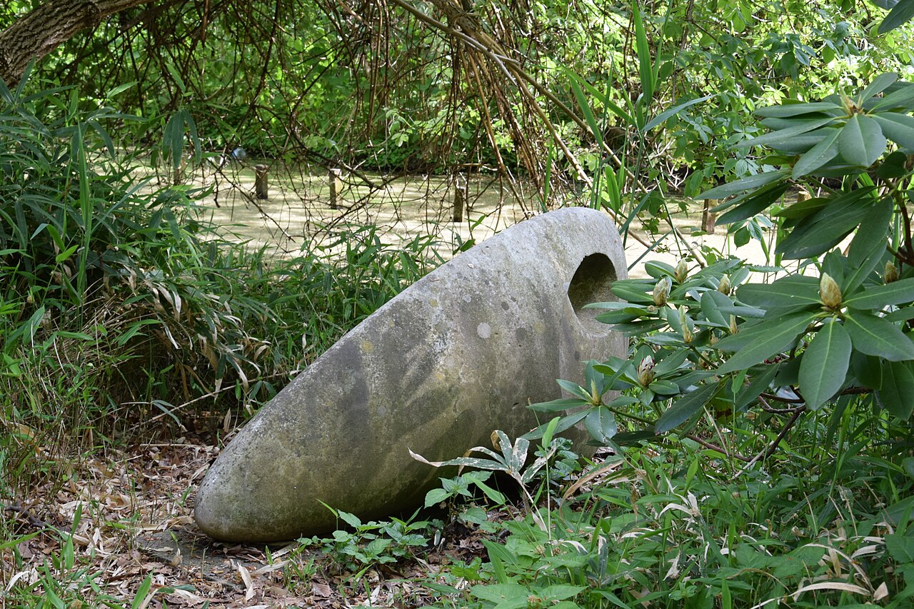 Skulptur Silberfisch von Alfred Trenkel im Großen Tiergarten in Berlin
