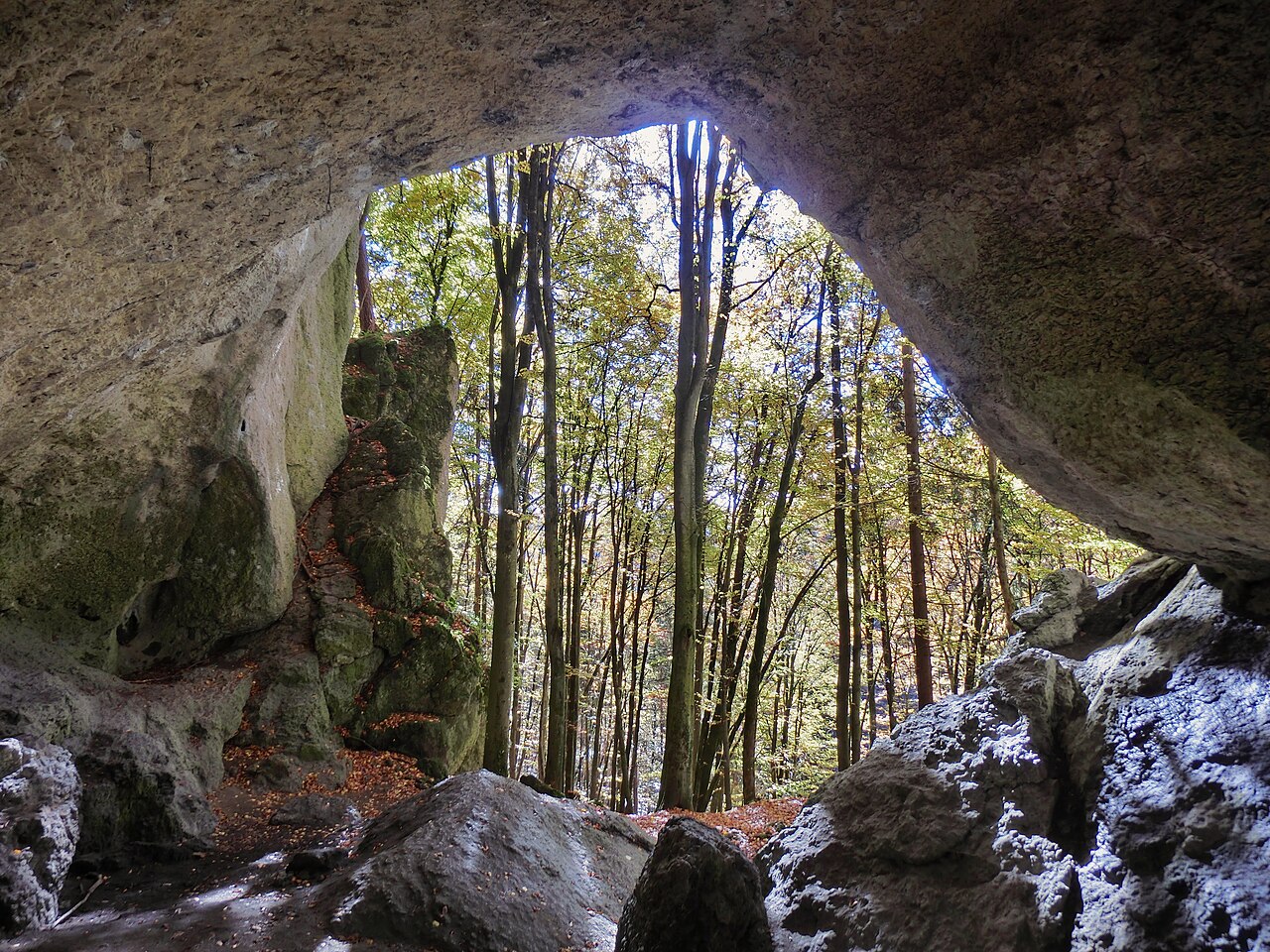 Silbergoldsteinhöhle – Blick aus dem Höhlenportal