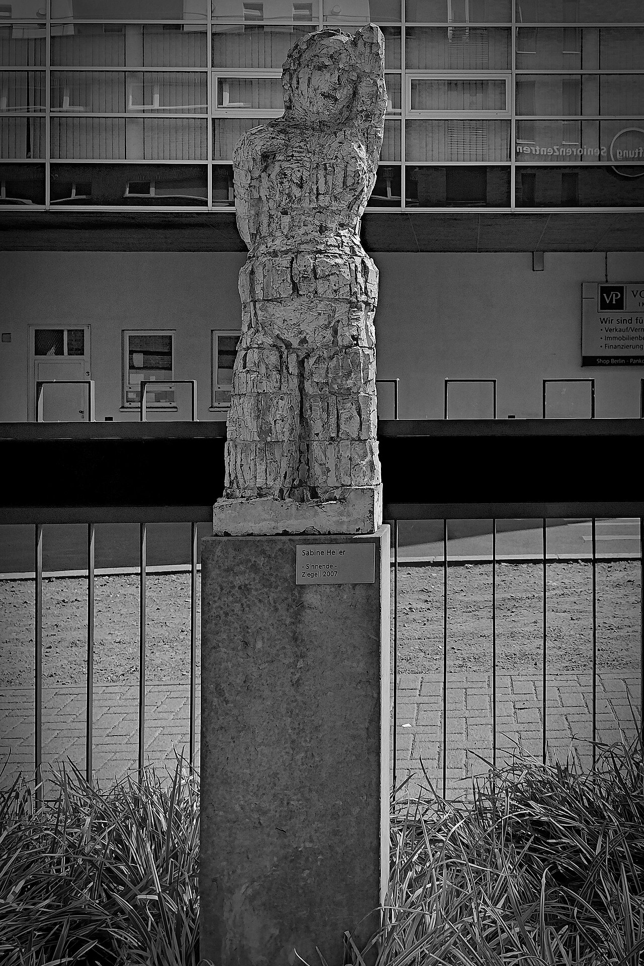 Berlin-Pankow: Skulptur von Sabine Heller 'Sinnende' (2007)