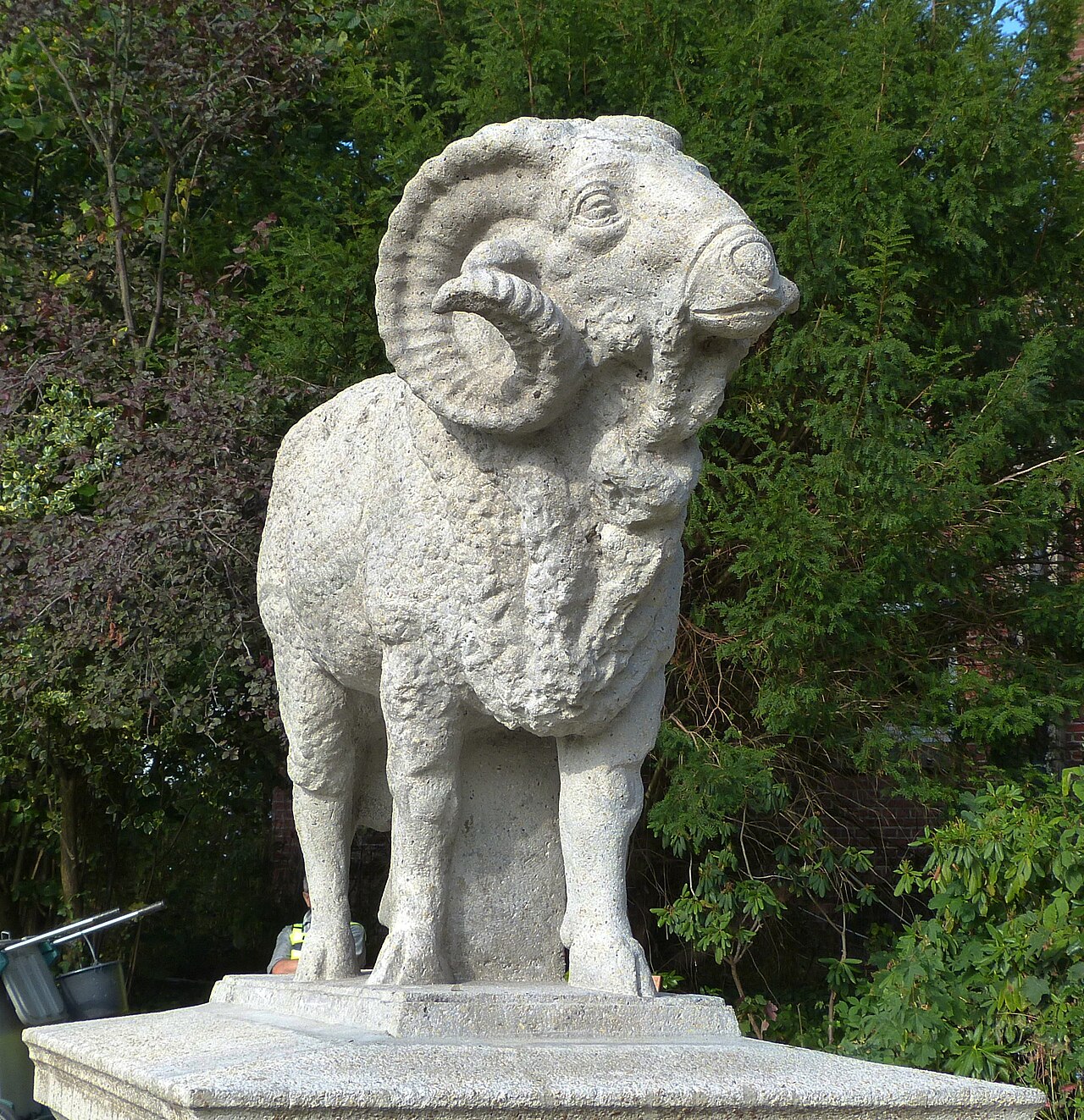 Bremer Wollkämmerei, Widder "Sir Charles" in Bremen, An der Wollkämmerei o