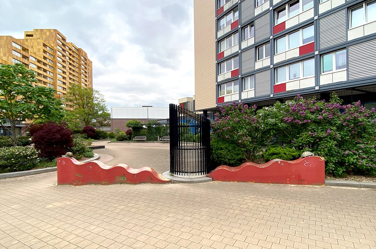 Skulptur "Sitzelemente mit Tieren", Försterweg 52, Hamburg-Stellingen