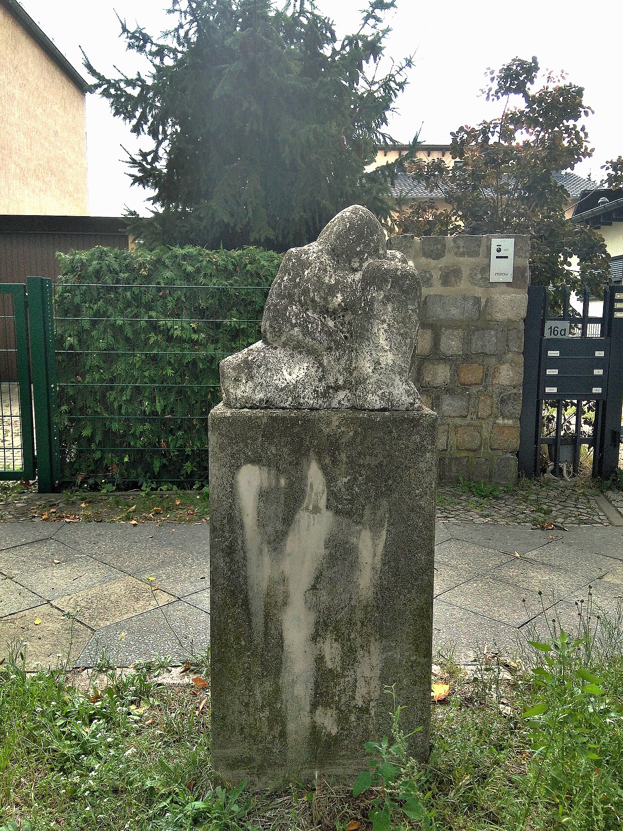 Sitzende Figur in der Wernerstraße in Berlin-Kaulsdorf