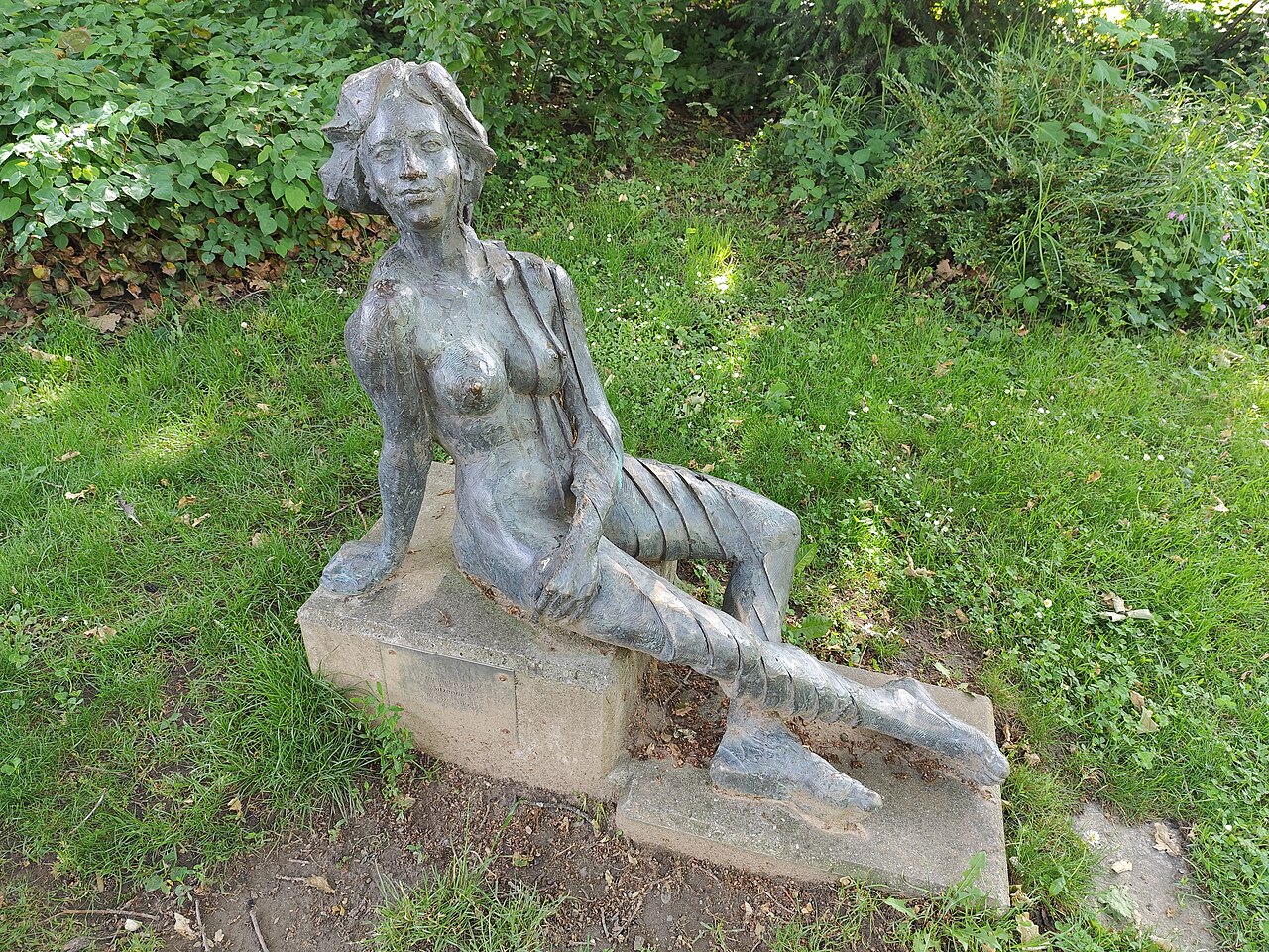 Sitzende (Friedhelm Zilly) im Stadtgarten von Radolfzell am Bodensee