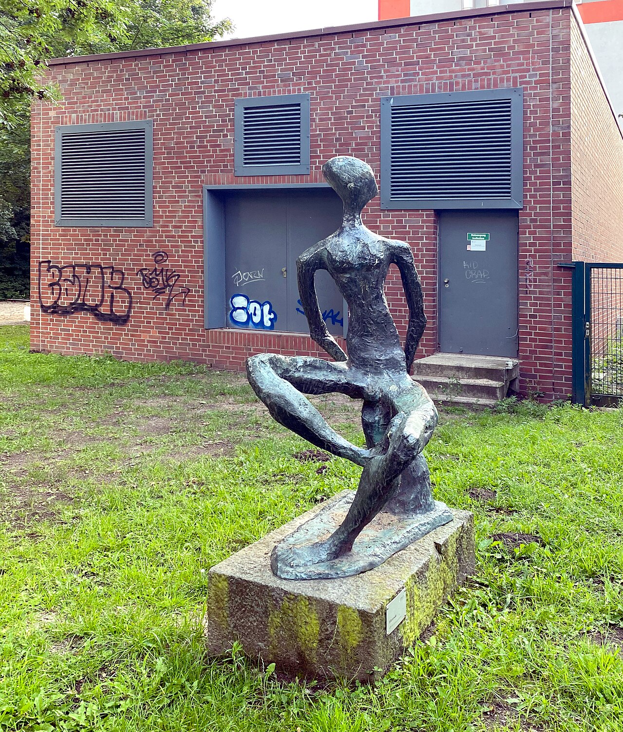 Bronzeskulptur "Sitzende" (1972) von Karl August Ohrt , Lyserstraße 36, Hamburg-Bahrenfeld