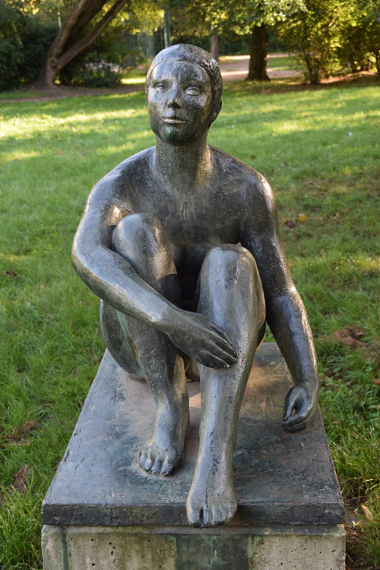 Sculpture Sitzende by Lore Plietzsch in Berlin-Marzahn, Germany (Fichtelbergstraße)