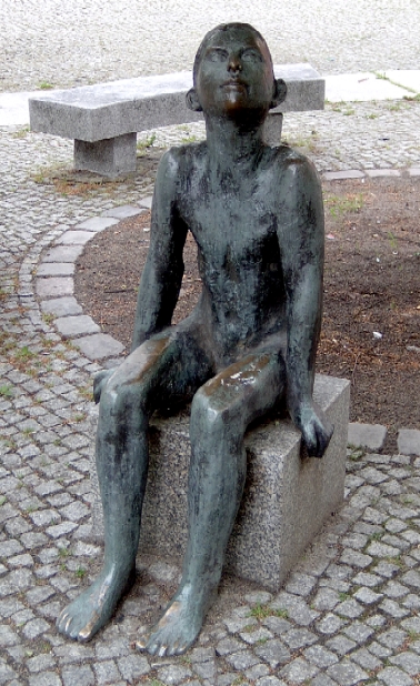 Foto von Sitzender Junge