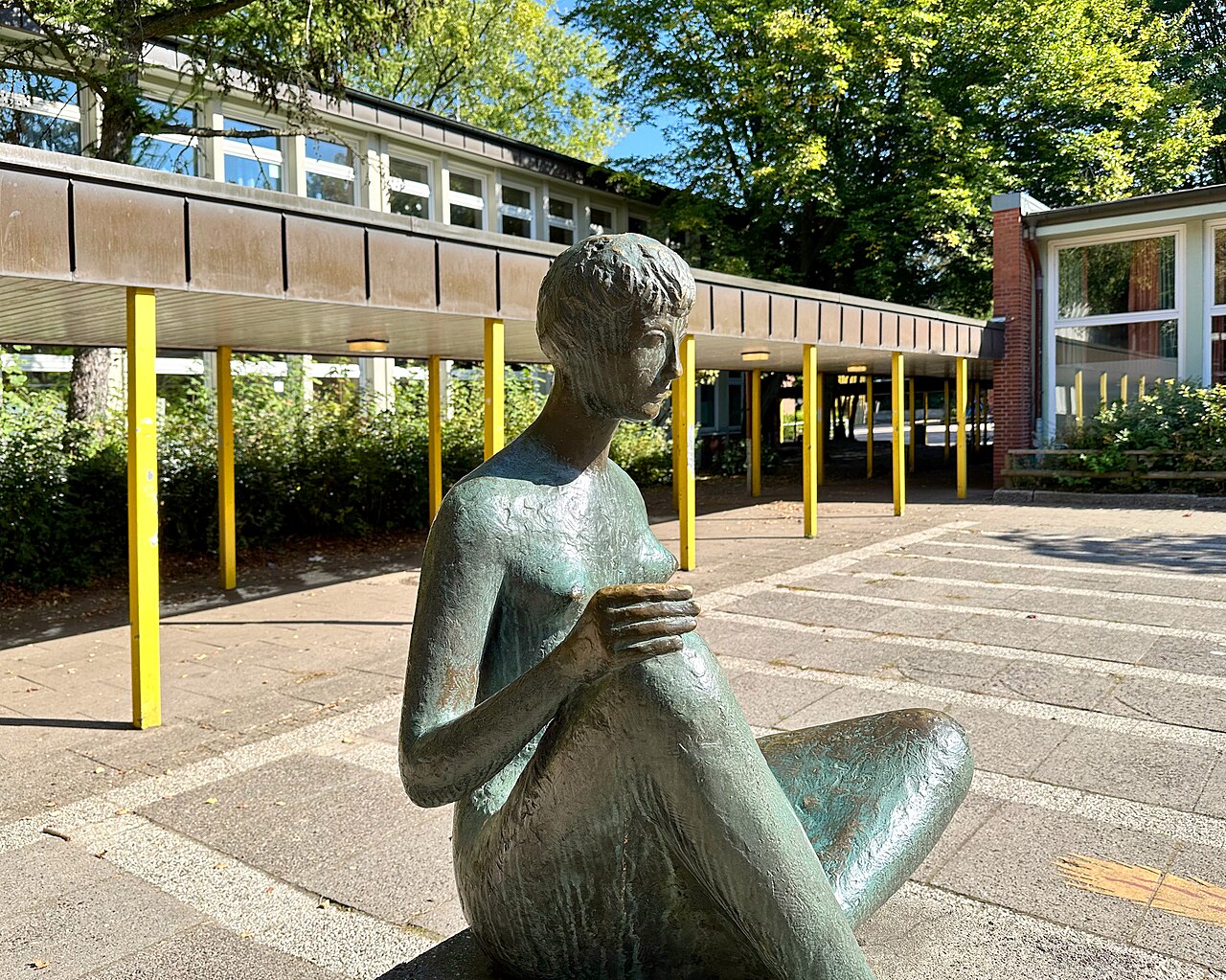 Bronzeplastik "Sitzendes Mädchen" von Mary Duras in der Fritz-Köhne-Schule, Marckmannstraße 61, Hamburg-Rothenburgsort