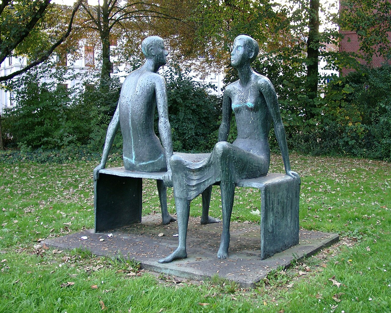 Skulptur "Sitzendes Paar" von Alice Peters, Schulstraße, Bremen, Germany