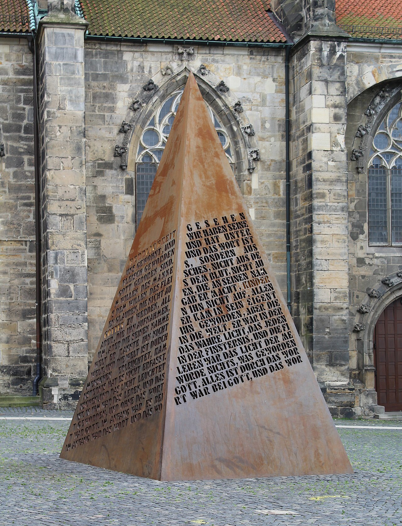 Hildesheim, the sculpture "the words" by Gerd Winner