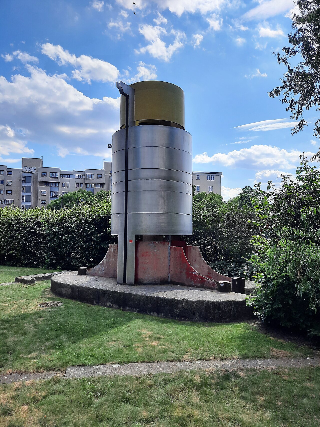 Gesundbrunnen Skulptur zum Durchschreiten Ecke Tromsöer Str
