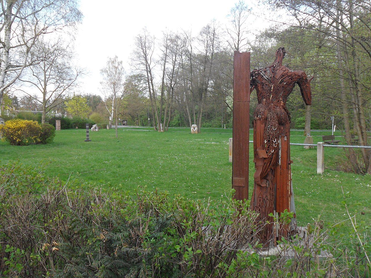 Der Skulpturenpark in Tennenlohe südlich des Sportplatzes und westlich der Sebastianstraße