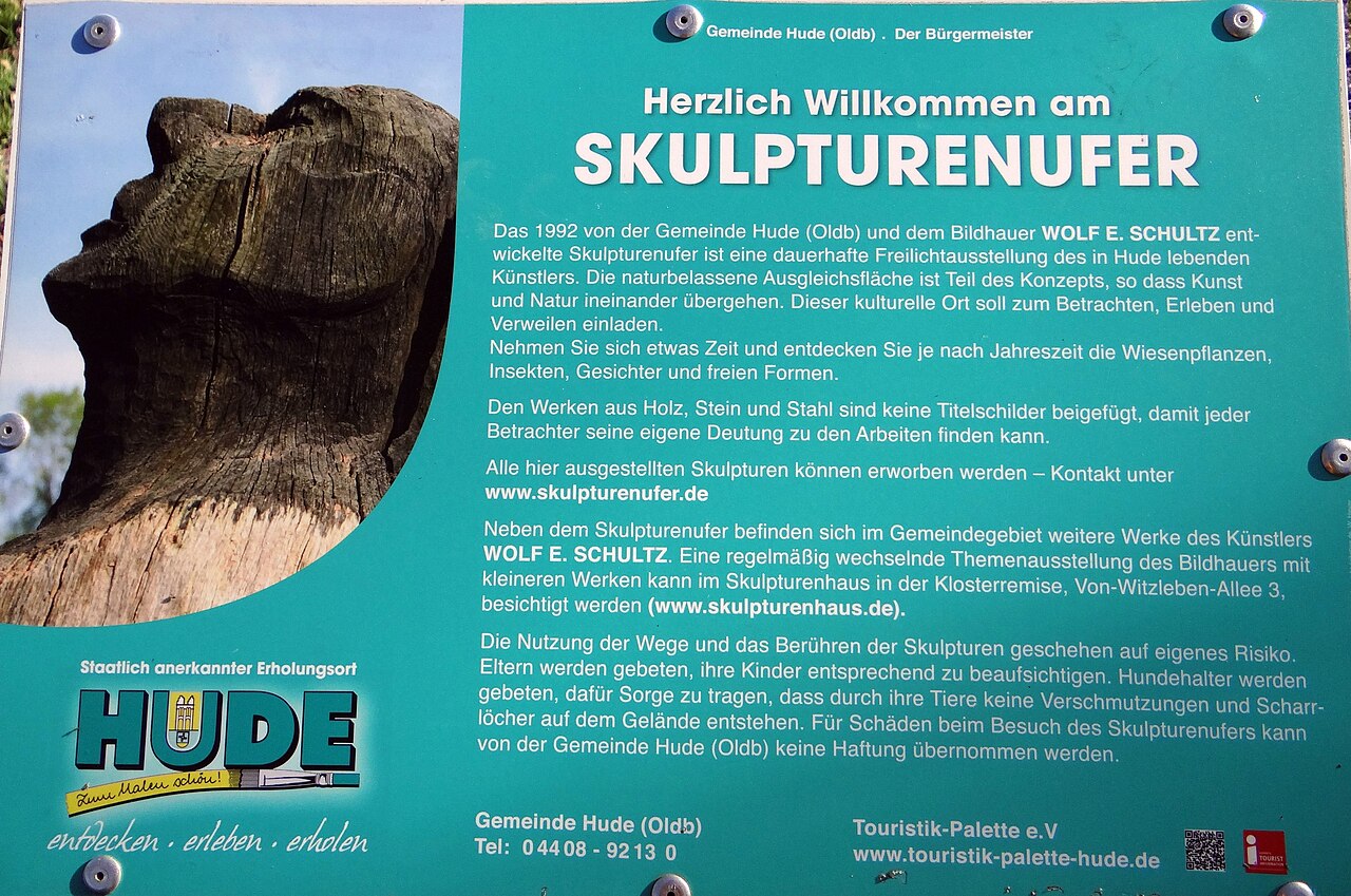 Infotafel am Skulpturenufer in Hude in Niedersachsen