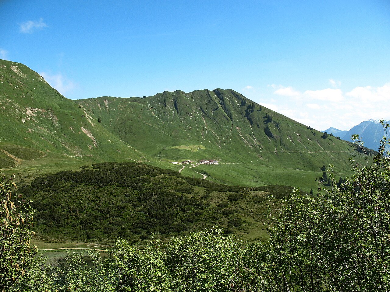 Blick über den Schlappoltsee (1719 m) zur Schlappoltalpe und darüber den Söllerkopf (1940 m)