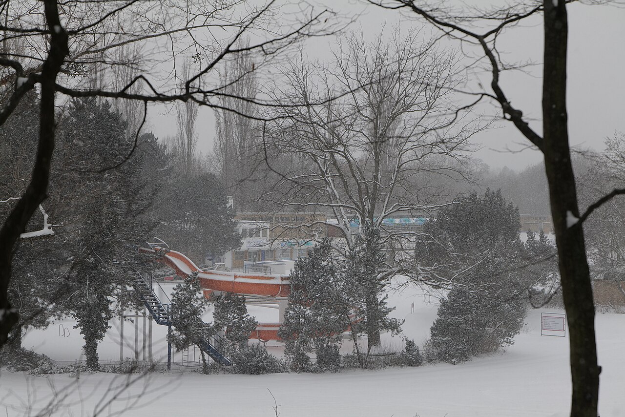 Sommerbad am Insulaner bei Schnee am 8