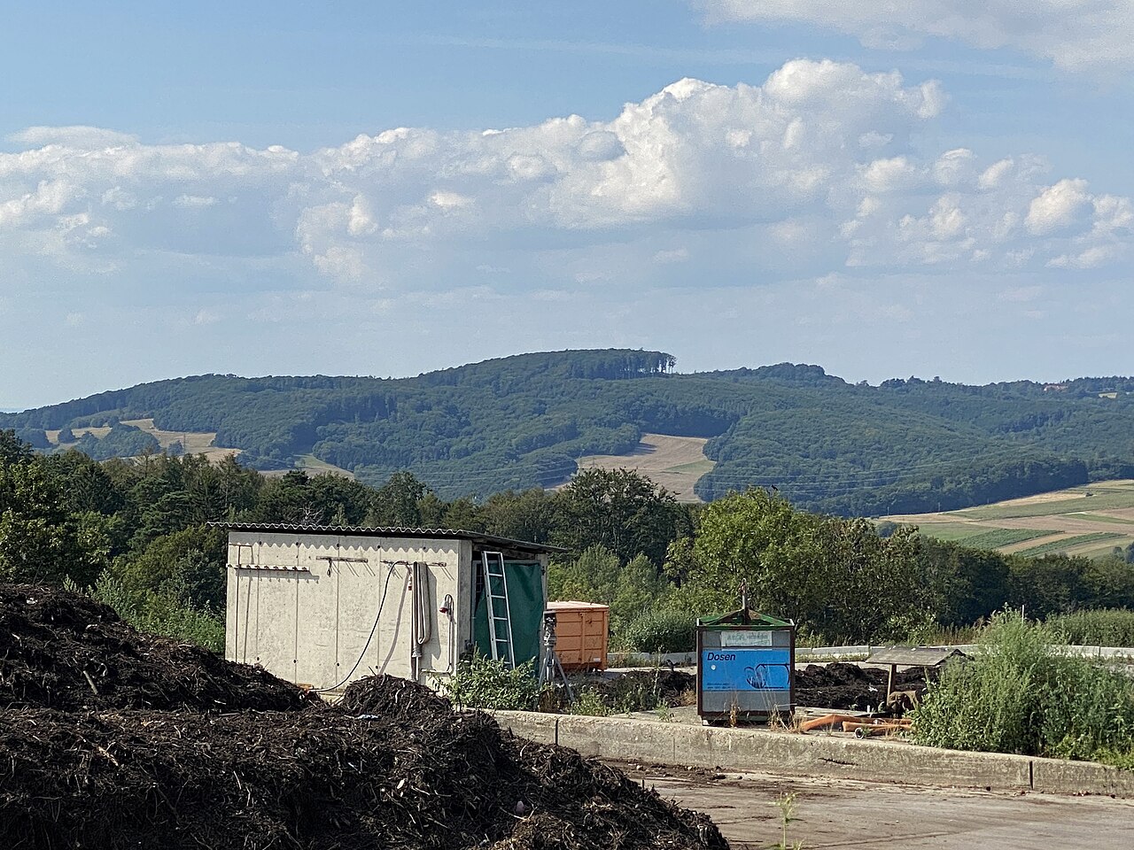 Blick über die Kompostanlage Haschhof auf den Sonnberg in Hadersfeld