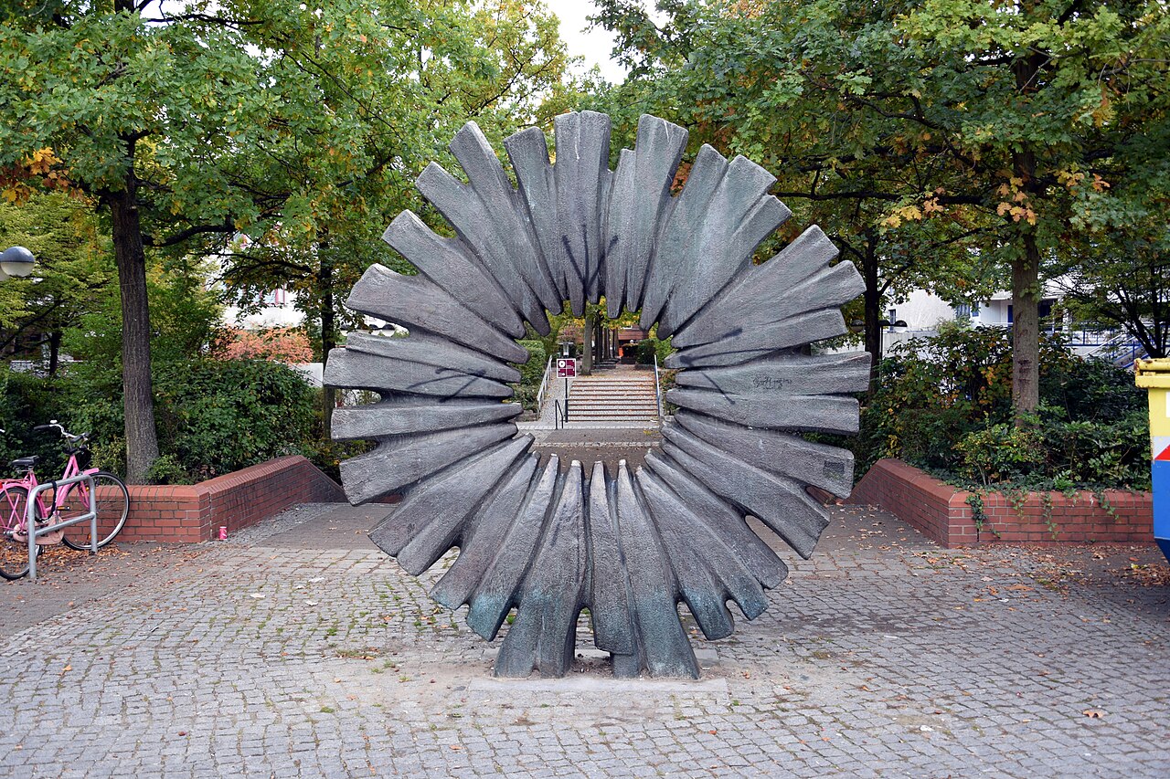 Sculpture "Protuberanzen" by Alfred Trenkel in Berlin-Neukölln, Germany (between Werbellin- and Kopfstraße)