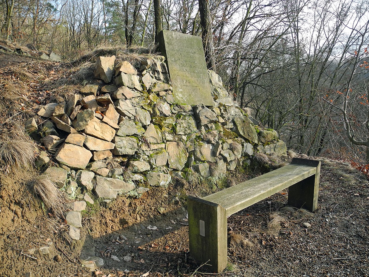Seifersdorfer Tal bei Dresden – Sonnenuntergangsbank mit einer in Mauerwerk eingefassten Sandsteinplatte