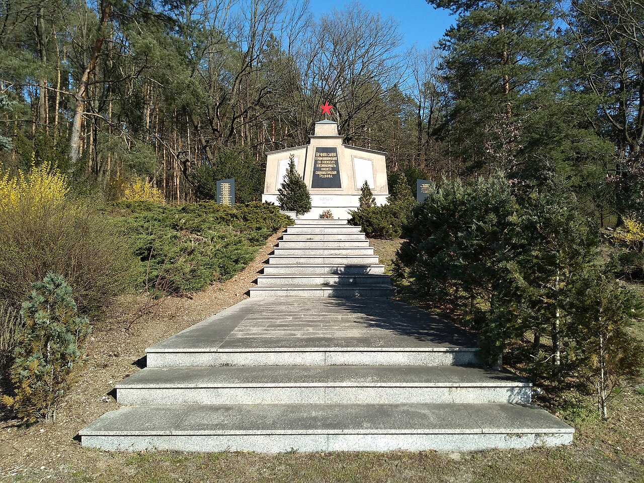 a Soviet war memorial at the crossing of Neue Erknerstr