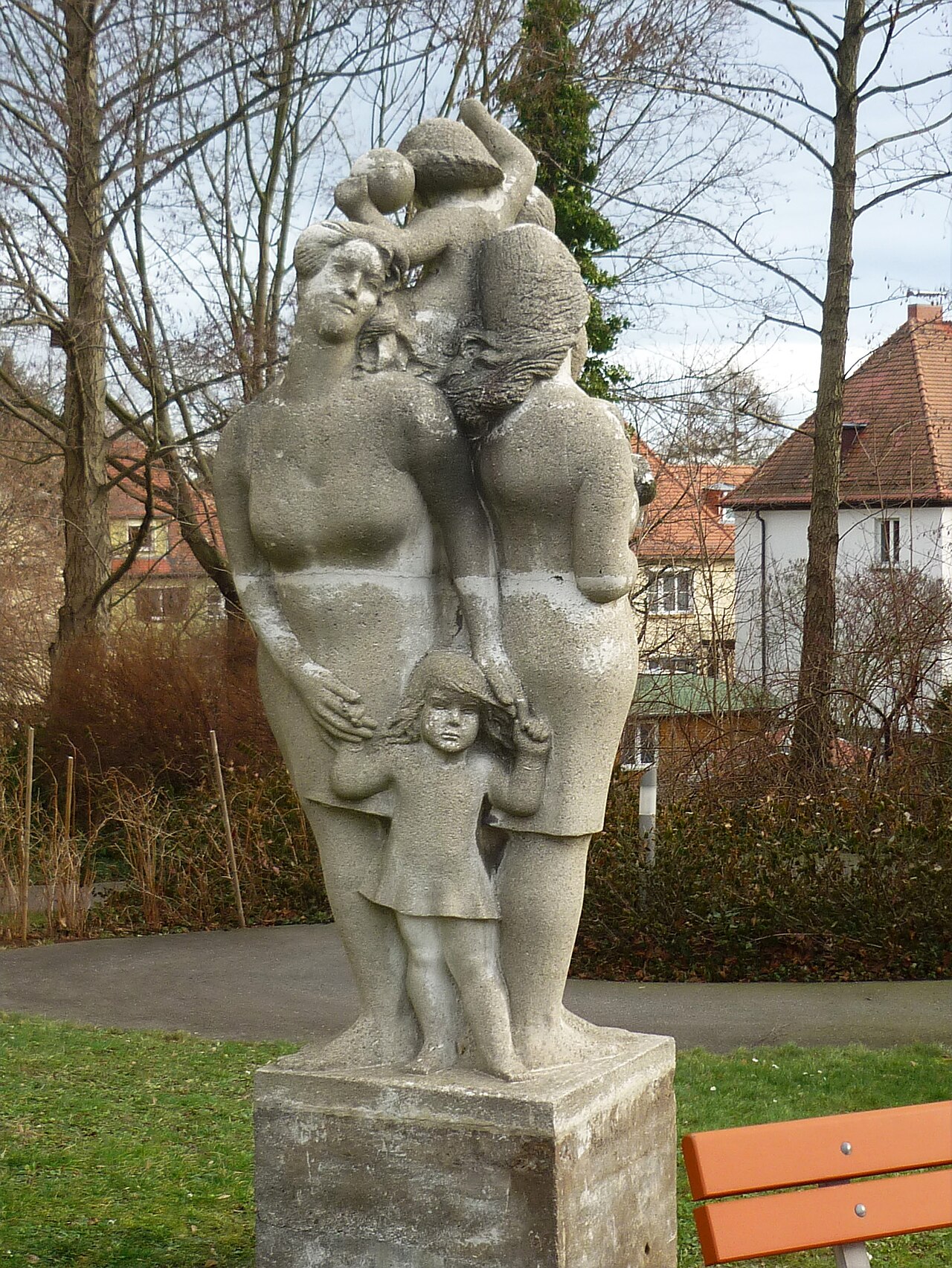 Skulptur "Sozialistische Familie" am Altenheim Zschertnitzer Str