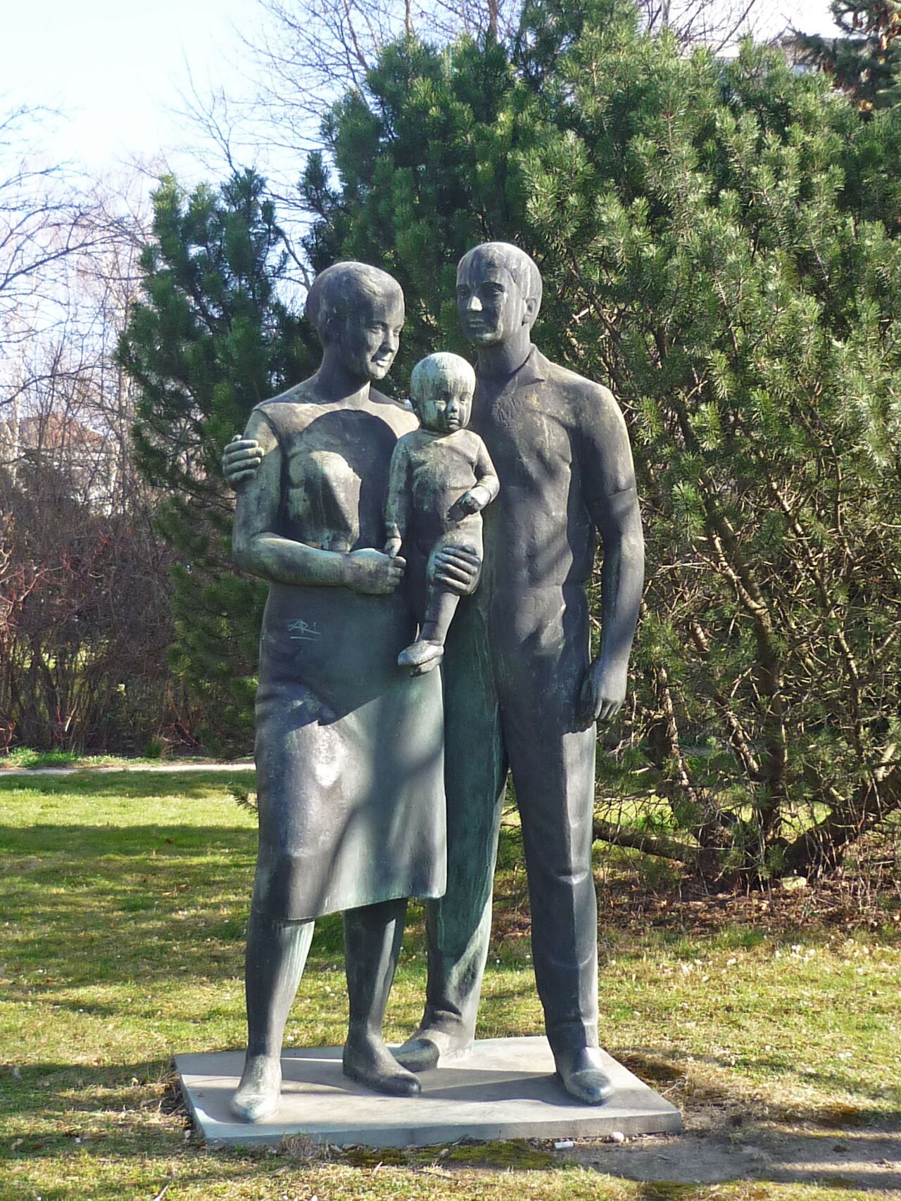 Plastik „Sozialistische Familie“ von Max Piroch an der Stübelallee in Dresden-Johannstadt