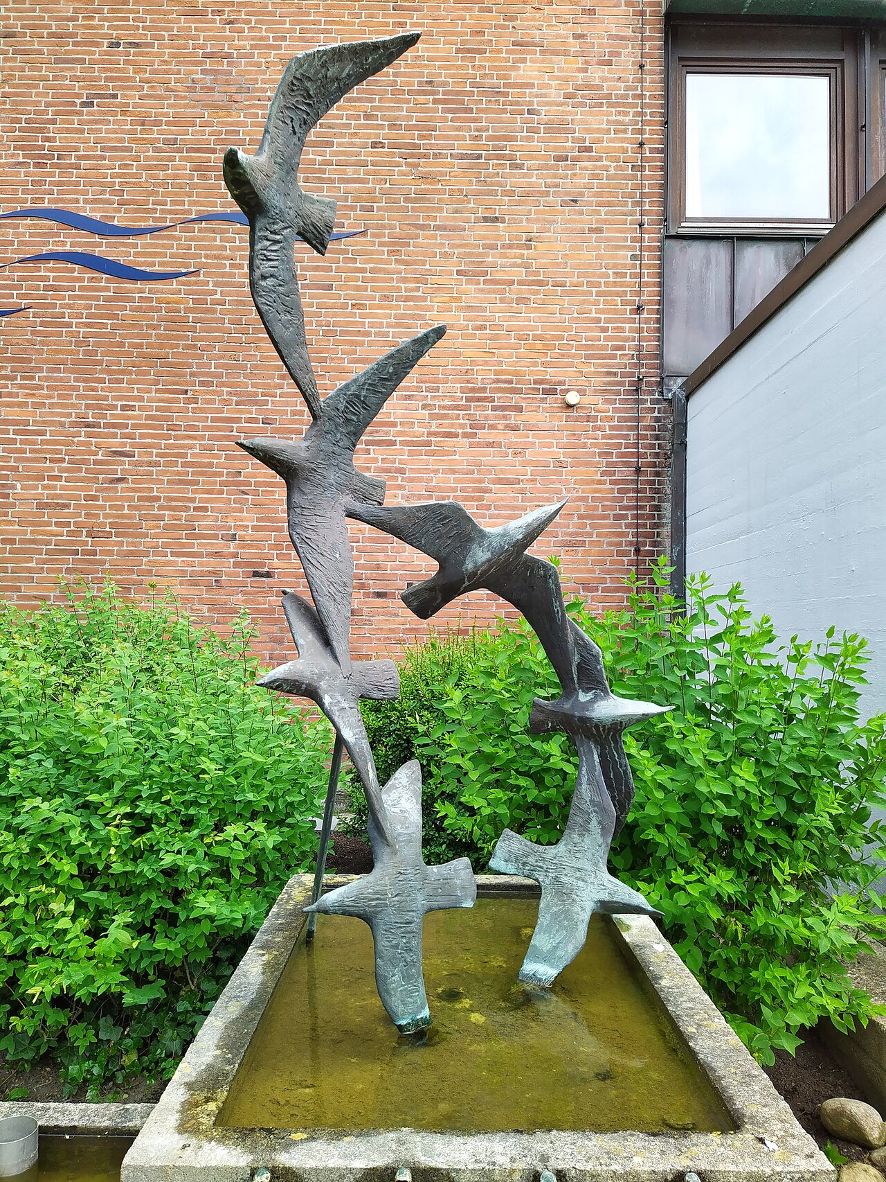 Skulptur "Spielende Möwen" von Karlheinz Goedtke in Husum