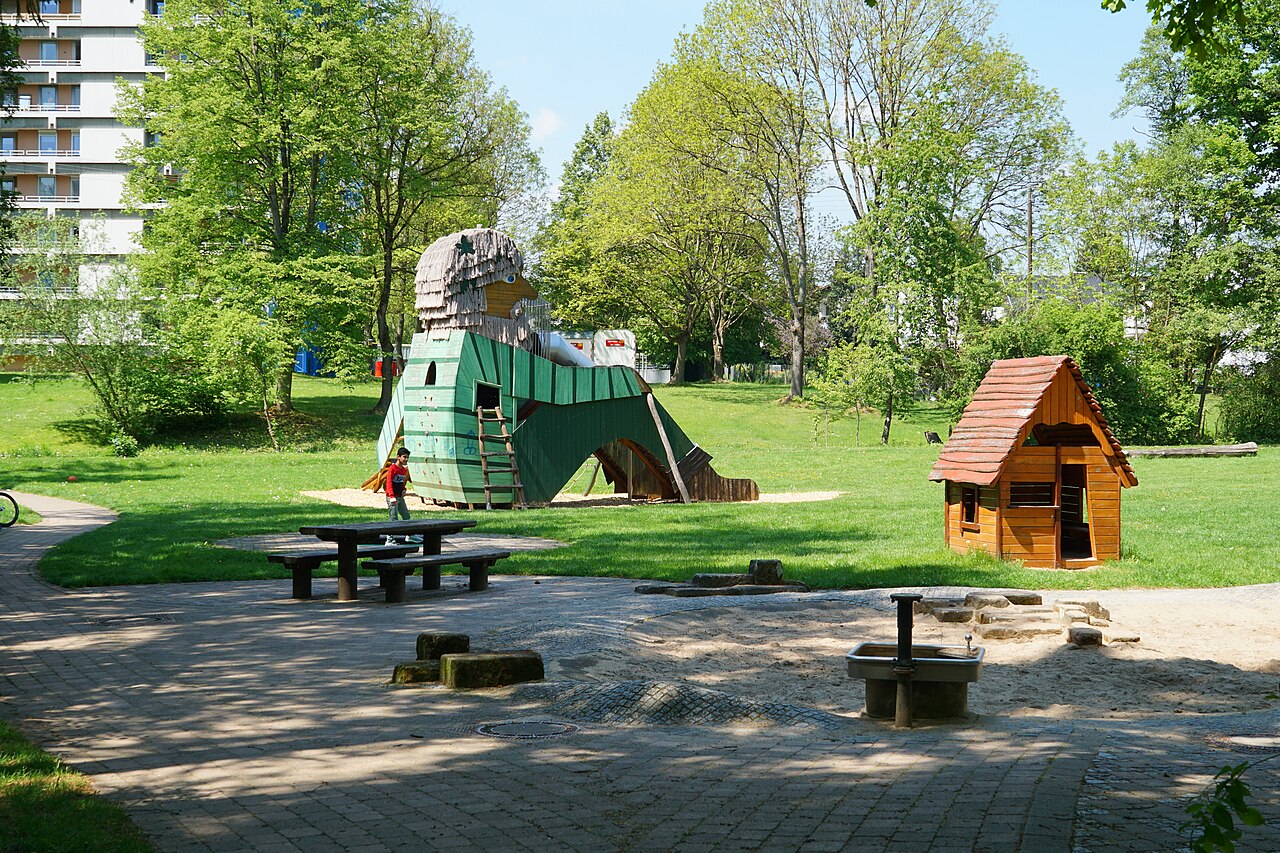 Spielplatz mit Waldmensch am Naturfreundehaus in der Viehweide Sindelfingen