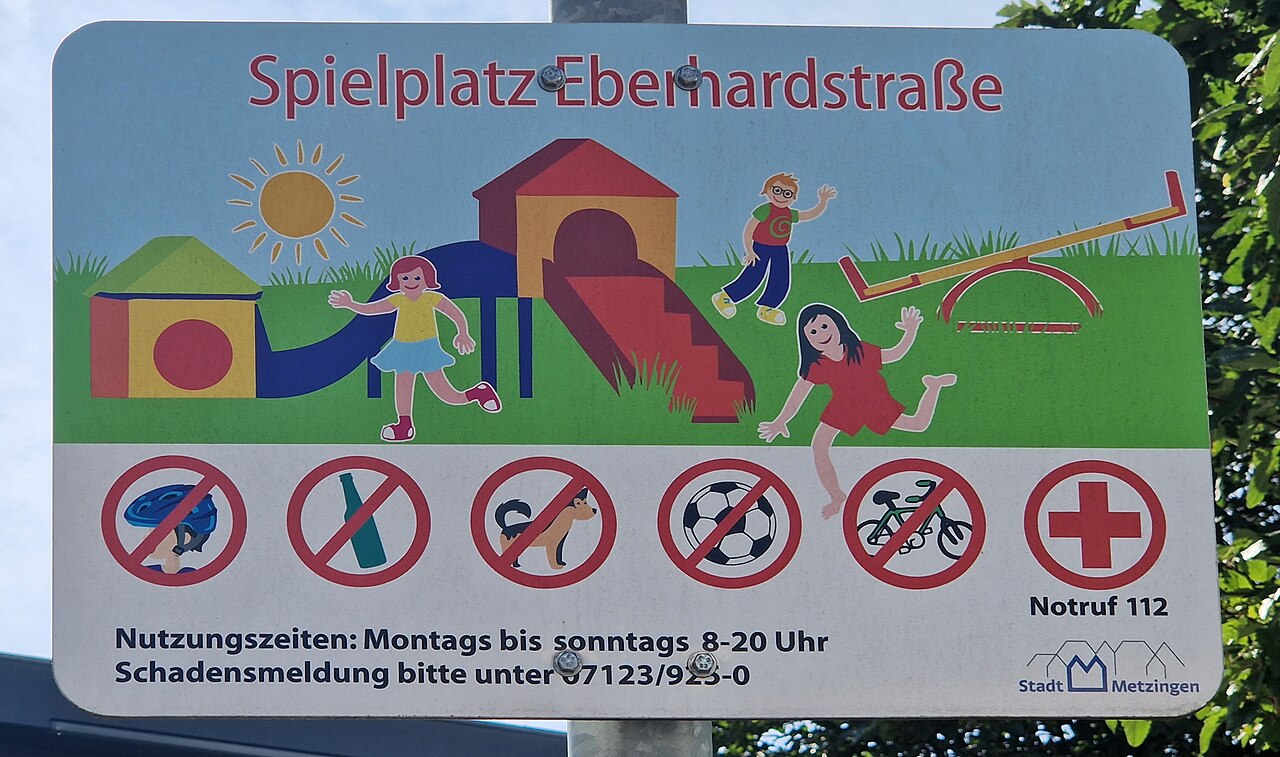 Spielplatzschild mit Öffnungszeiten und Symbolen für verschiedene Verbote