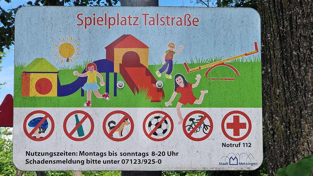 Spielplatzschild mit Öffnungszeiten und Symbolen für verschiedene Verbote