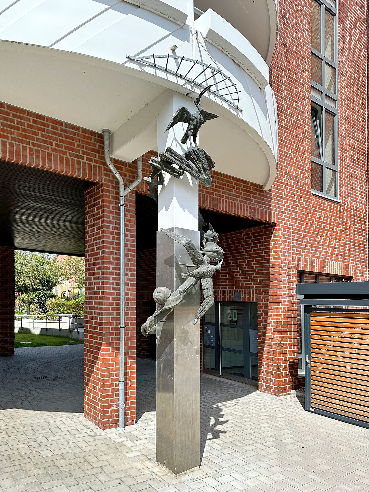 Bronzeplastik "Spirale mit Tieren" von Robert Müller-Warnke , Ebner-Eschenbach-Weg 20-22, Hamburg-Neuallermöhe