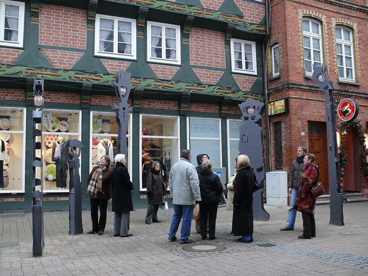 Die Sprechenden Laternen in der Altstadt von Celle mit lauschenden Passanten