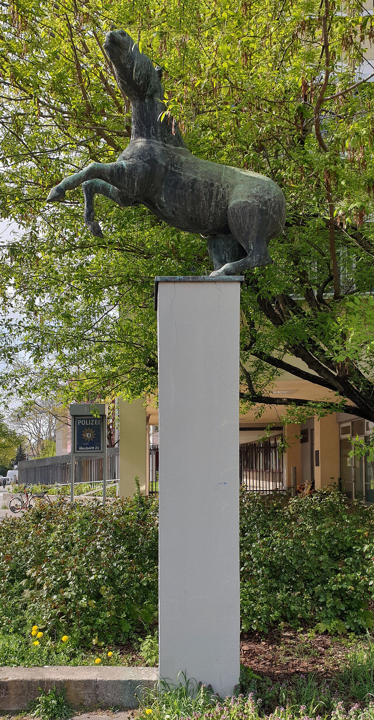 Sculpture, " Springendes Pferd " by Joachim Dunkel , 1965, Moritzstraße 10, Berlin-Spandau , Germany