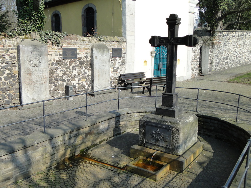 Das Wegekreuz wurde am Brunnen des Adelheidisplatz 1959, in den alten Formen, errichtet