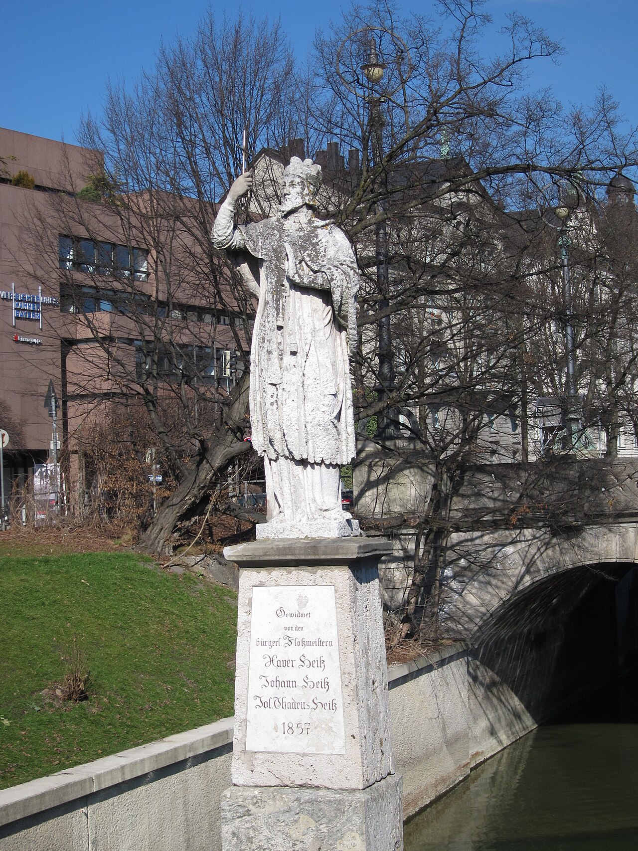 Statue des Heiligen Nepomuk an der Praterwehrbrücke, München
