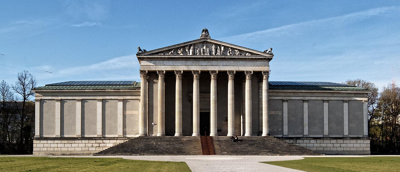 Gebäude der Antikensammlungen am Königsplatz mit morgendlicher schräger Sonneneinstrahlung