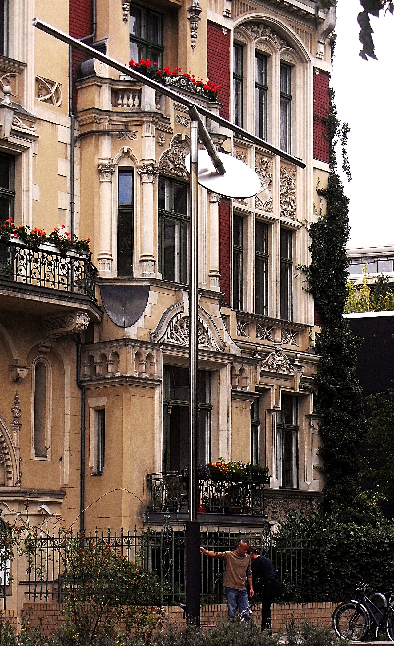 Rolf Lieberknecht , Bar and plate 2 (1989), high grade steel – D-10555 Berlin-Hansaviertel , Cuxhavener Str