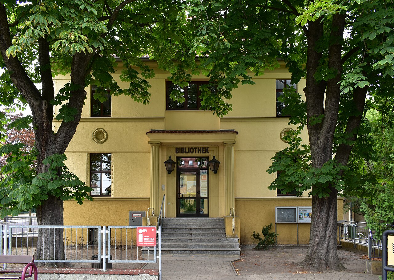 Gebäude mit Tourist-Information und Bibliothek, Dattelner Straße 1 in Genthin
