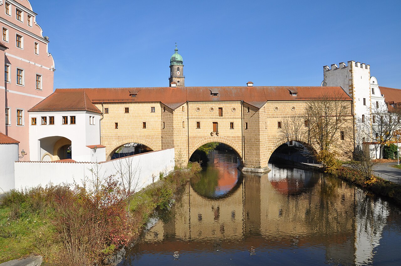 Die Stadtbrille verbindet als Teil des Schlosskomplexes das ehem