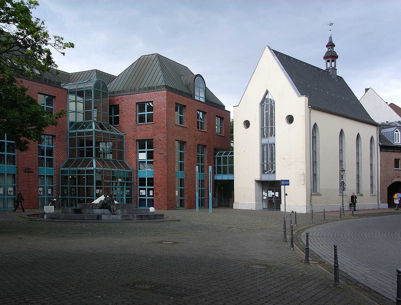 Erkelenz Leohardtskapelle und Stadtbücherei