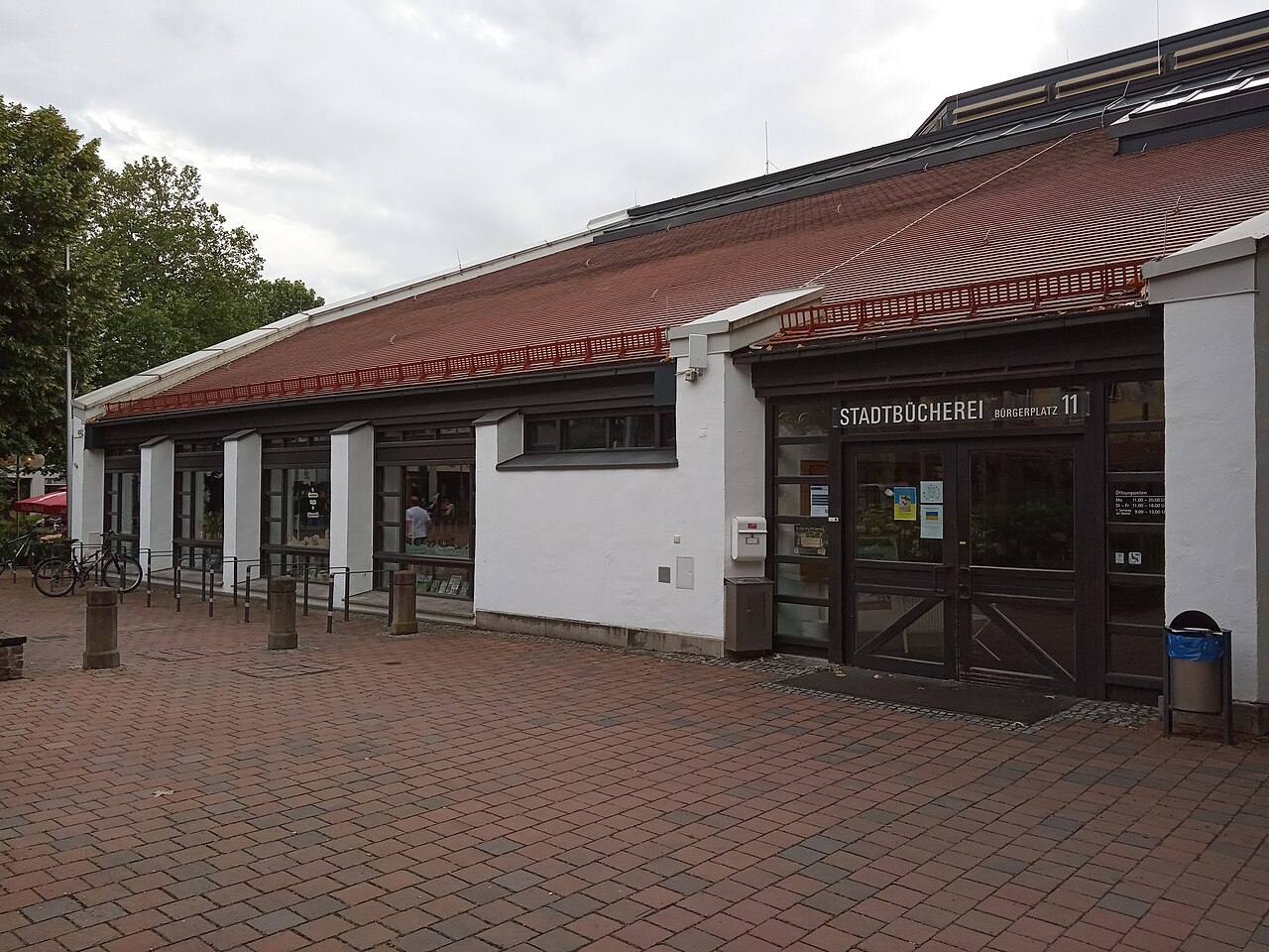 Garching, Bürgerplatz 11, library