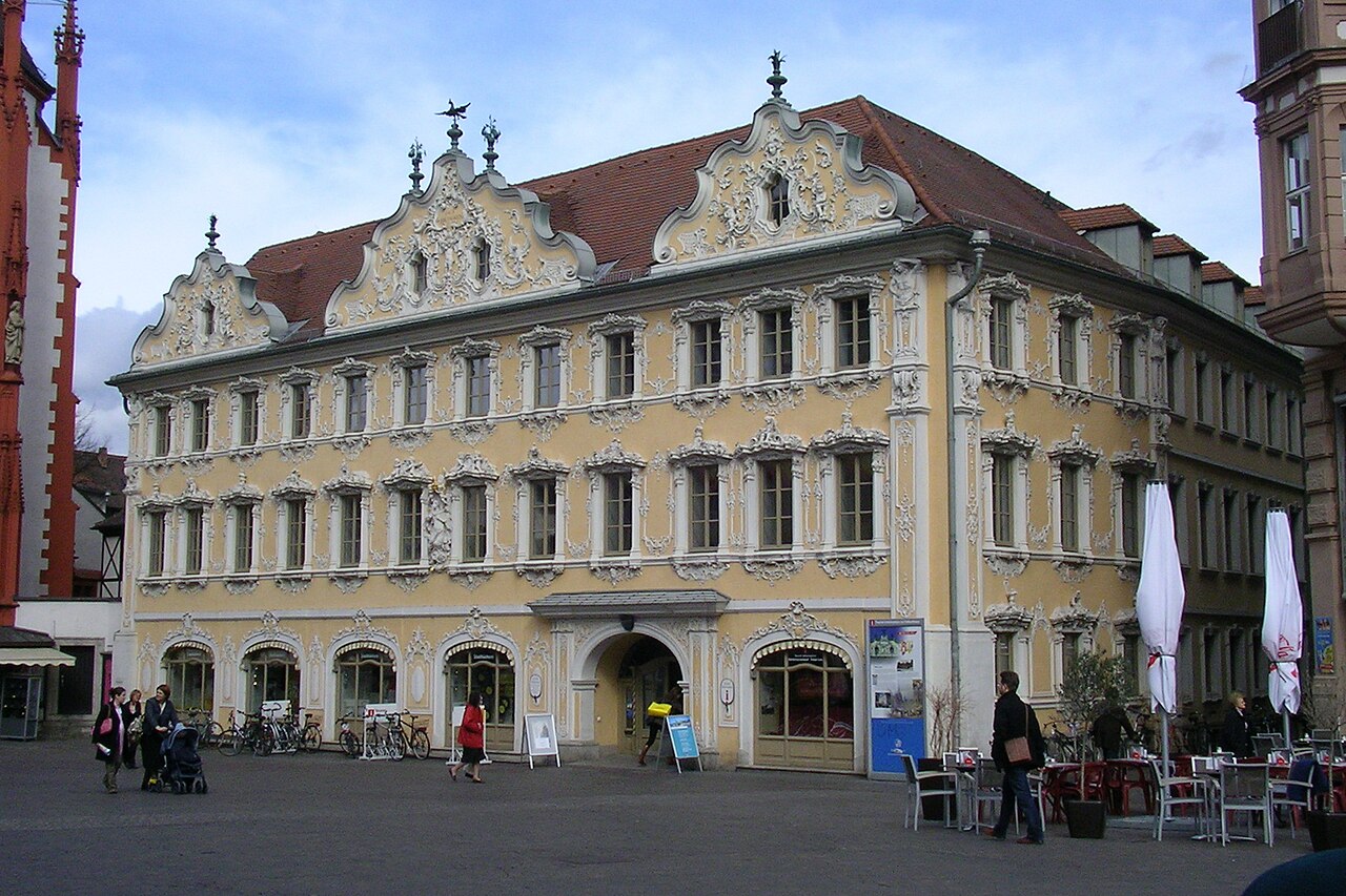 Das Falkenhaus am Marktplatz in Würzburg