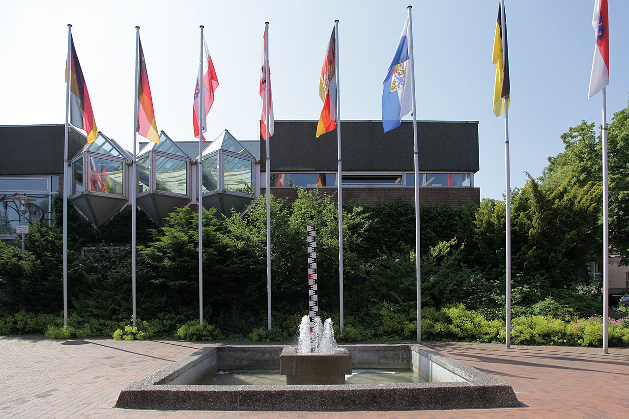 Partnerstadt-Tanga-Platz mit Stadthalle in Eckernförde