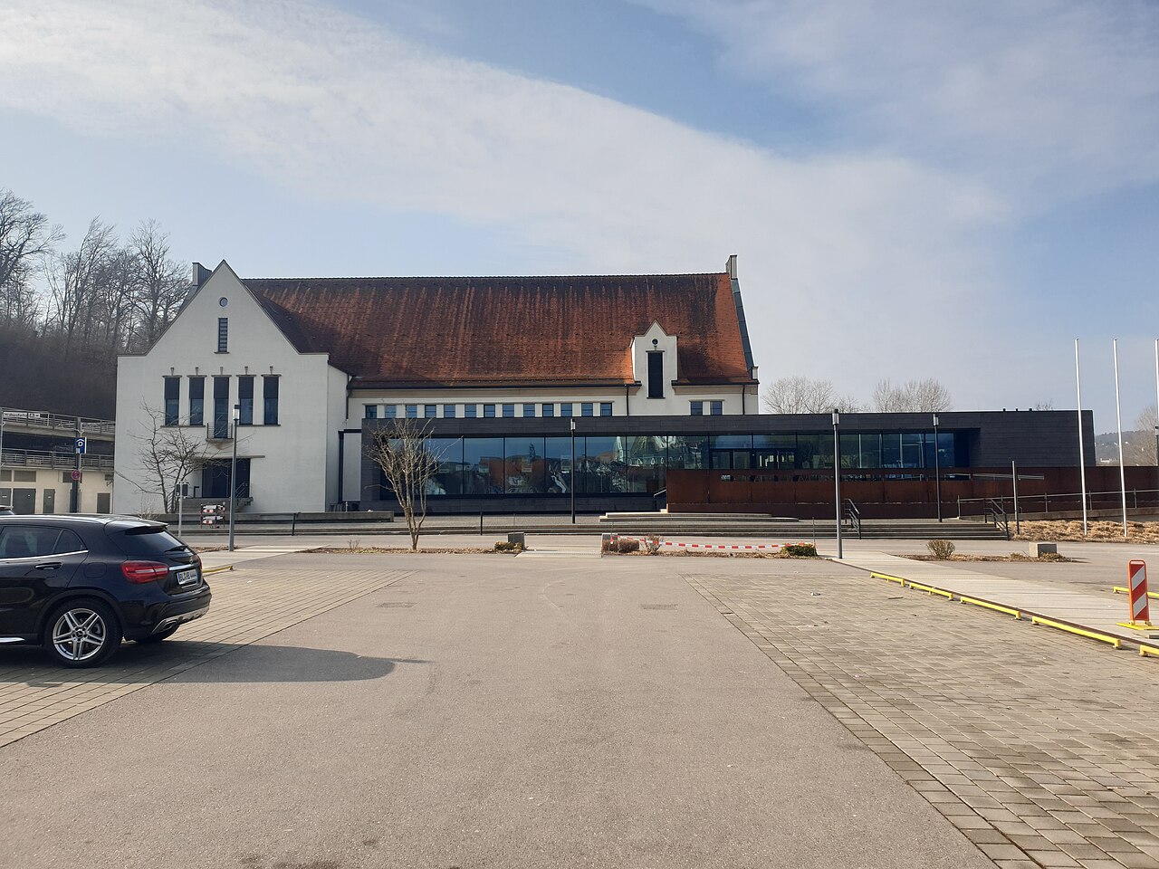 Stadthalle in Sigmaringen, Frontansicht vom Parkplatz aus