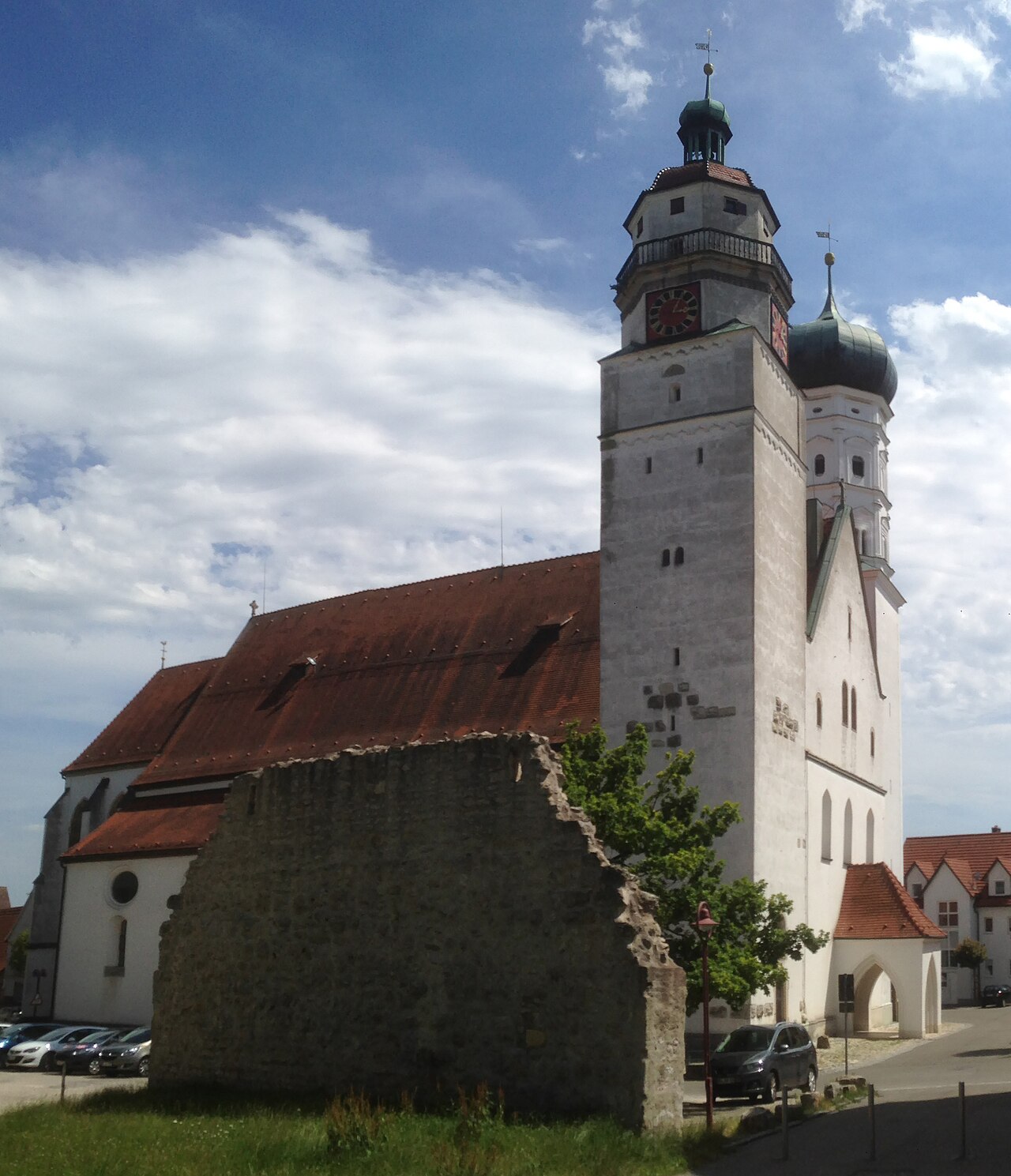 Evangelische Stadtkirche (Giengen) mit Rest der Stadtmauer im Vordergrund