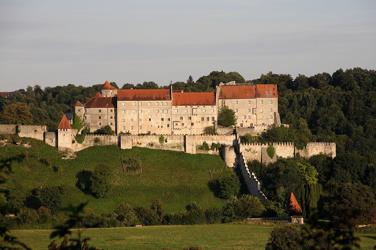 Burg Burghausen, Hauptburg von Westen mit den Räumen des Stadtmuseums Burghausen