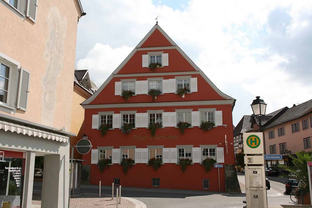 Altes Forstamt (Salmannsweilerstraße 1) an der Ecke Hauptstraße / Salmannsweilerstraße / Kirchhalde in Stockach