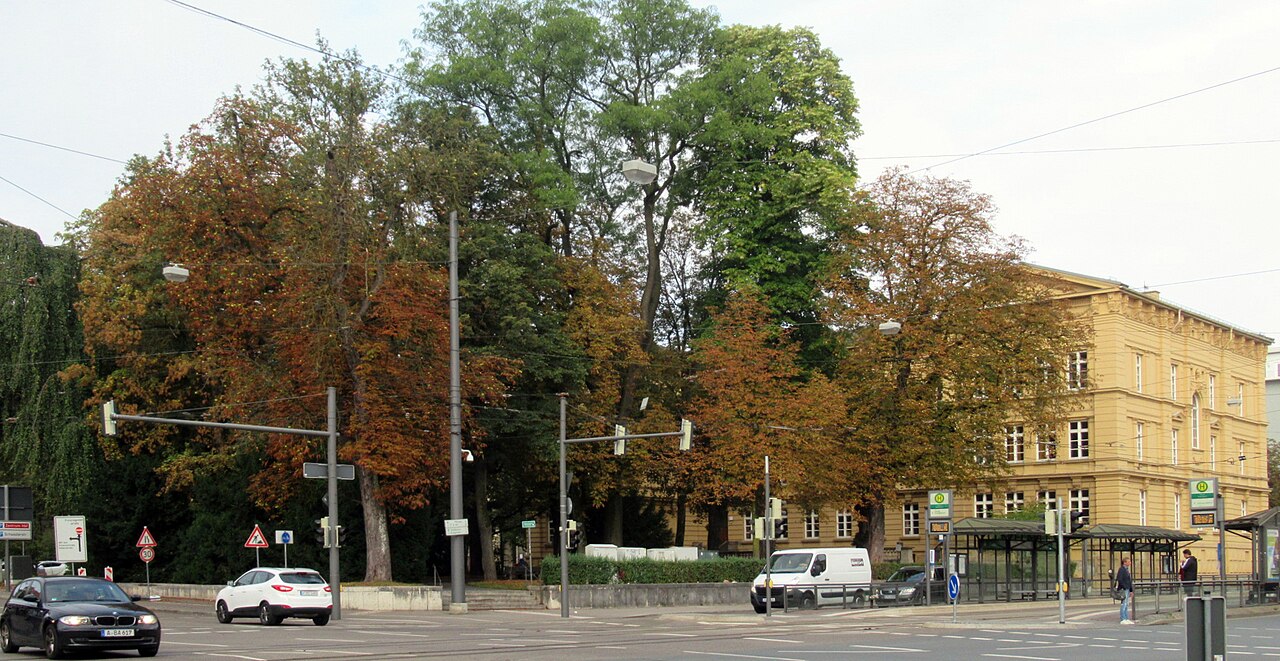Augsburg-Bahnhofsviertel: Grünanlage Stadtpflegeranger an der Straße Am Alten Einlaß (li