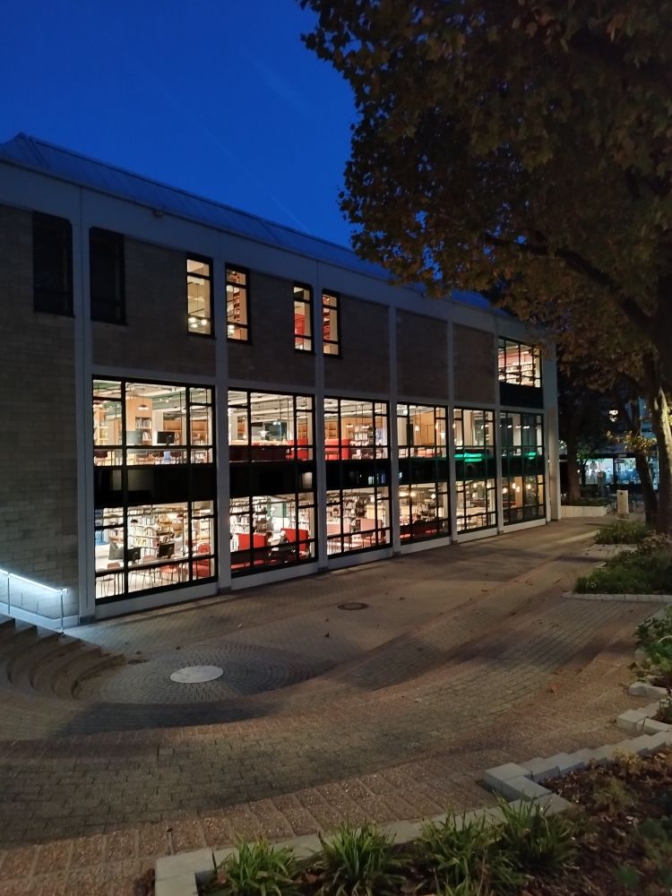 Außenansicht der Bibliothek im Forum