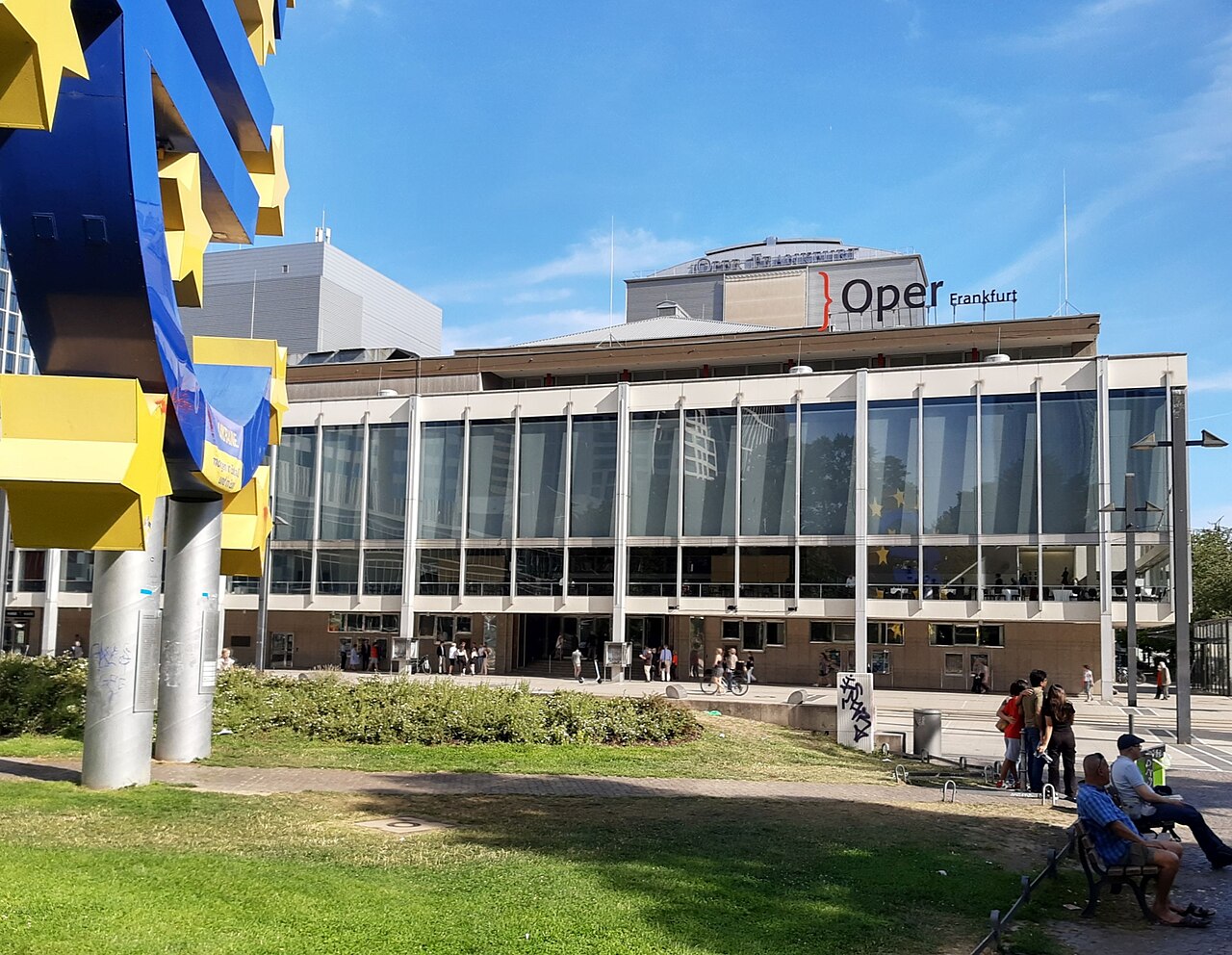 Oper Frankfurt and Euro sculpture